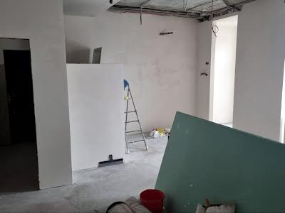 комерційна за адресою Дніпроводська вул., 1
