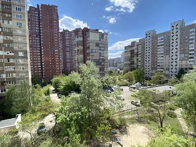 квартира за адресою Анни Ахматової вул., 15