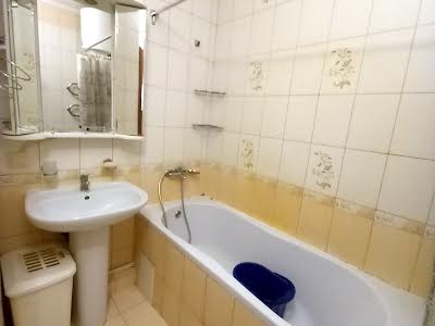 квартира за адресою Сім'ї Кульженків вул. (Петра Дегтяренка), 33
