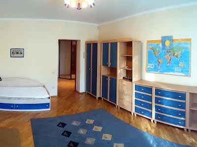 квартира за адресою Богатирська вул., 18А