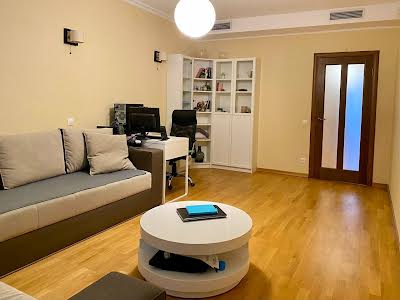 квартира за адресою Анни Ахматової вул., 31