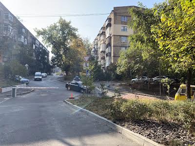 комерційна за адресою Курганівська вул., 3