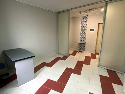 комерційна за адресою Драгоманова вул., 23