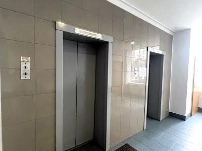 комерційна за адресою Митрополита Василя Липківського вул. (Урицького), 45