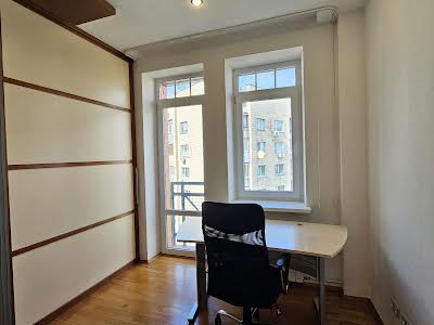 квартира за адресою Панаса Мирного вул., 8