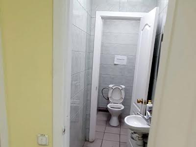 комерційна за адресою Драгоманова вул., 17