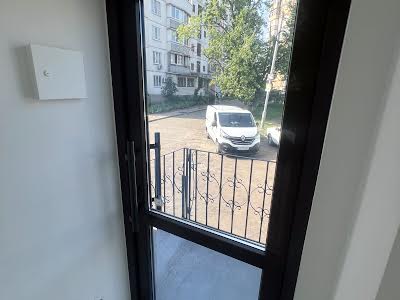 комерційна за адресою Романа Шухевича просп. (Генерала Ватутіна), 2-А