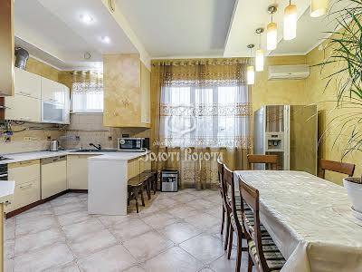 квартира за адресою Верховинна вул., 84