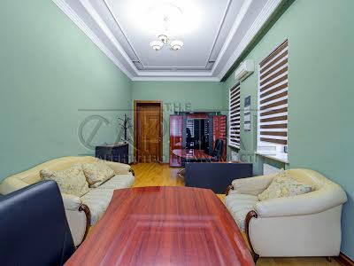 комерційна за адресою Липська вул., 10