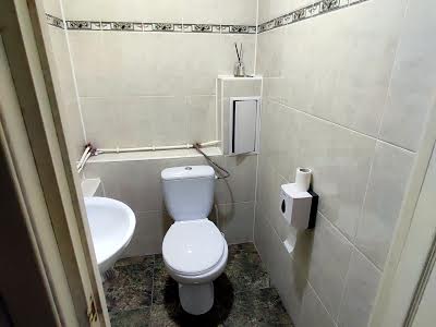 комерційна за адресою Кловський узвіз, 7a