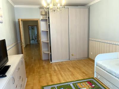 квартира за адресою Раїси Окіпної вул., 8