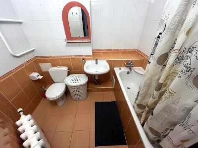 квартира за адресою Анни Ахматової вул., 18