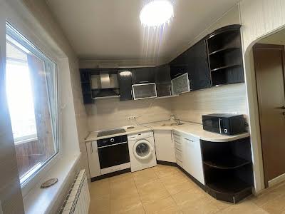 квартира за адресою Анни Ахматової вул., 4