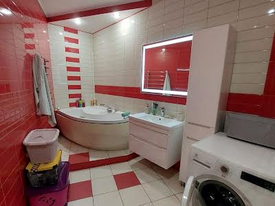 квартира за адресою Анни Ахматової вул., 31