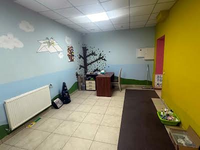 комерційна за адресою Чорновола вул., 82