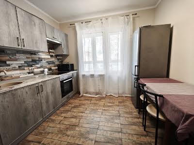 квартира за адресою Софії Русової вул., 5-Б