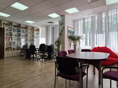 комерційна за адресою Лесі Українки бульв., 7-Б