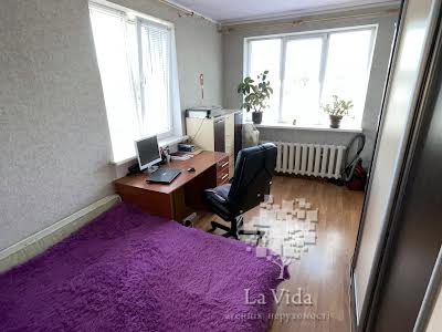 квартира за адресою Михайла Стельмаха вул., 6
