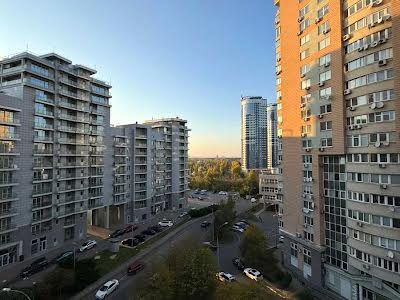 квартира за адресою Раїси Окіпної вул., 10-А