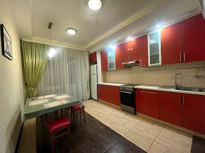 квартира за адресою Анни Ахматової вул., 18