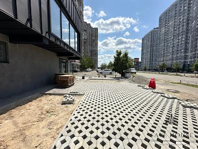 комерційна за адресою Ревуцького вул., 35а