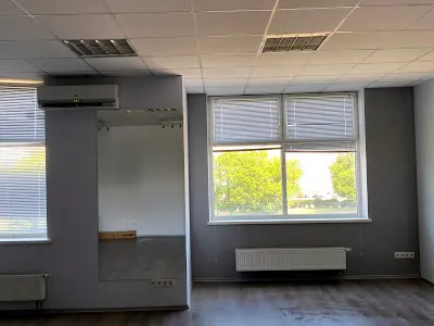 комерційна за адресою Раїси Окіпної вул., 4-Б