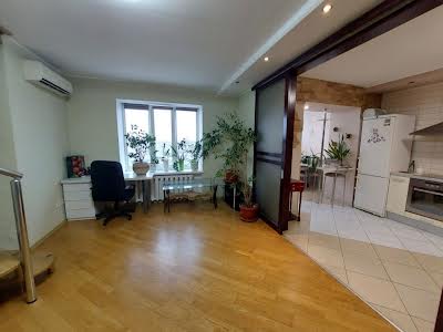 квартира за адресою Анни Ахматової вул., 31