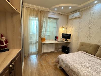 квартира за адресою Драгомвнова, 12А