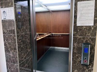 комерційна за адресою Саксаганського вул., 40/85