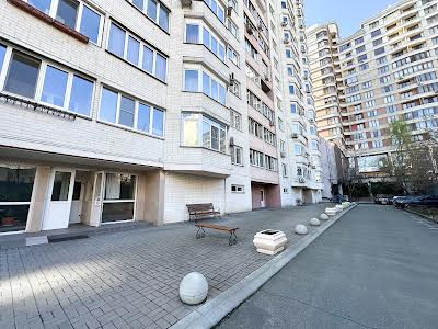 комерційна за адресою Жилянська вул., 59