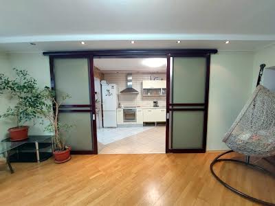 квартира за адресою Анни Ахматової вул., 31