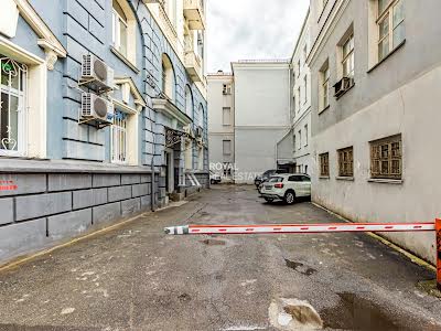 комерційна за адресою Богдана Хмельницького вул., 9