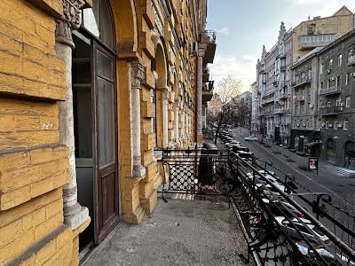 комерційна за адресою Заньковецької вул., 10