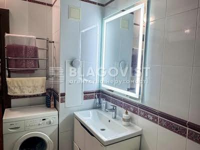 квартира за адресою Анни Ахматової вул., 13г