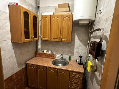 комерційна за адресою Володимирська вул., 11