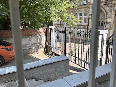 комерційна за адресою Малопідвальна вул., 12/10