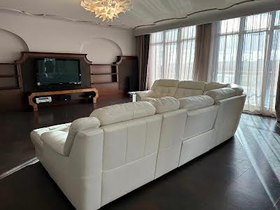 квартира за адресою Раїси Окіпної вул., 18