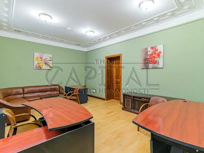 комерційна за адресою Липська вул., 10