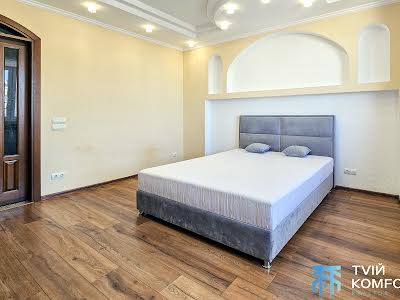 квартира за адресою Анни Ахматової вул., 48