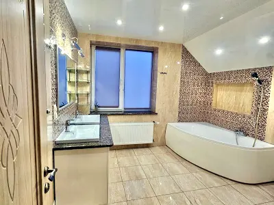 будинок за адресою Патріотів
