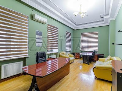комерційна за адресою Липська вул., 10