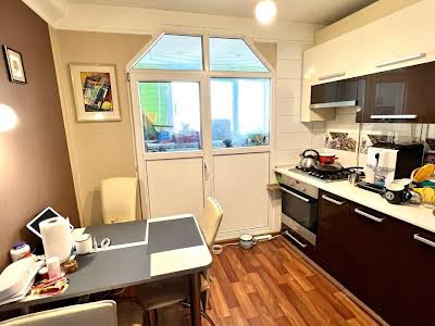 квартира за адресою Космічна вул., 4
