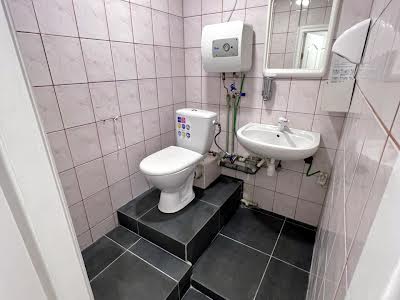 комерційна за адресою просп. Леся Курбаса, 1 к2