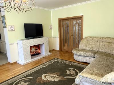 квартира за адресою Раїси Окіпної вул., 8