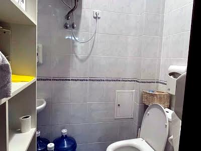 комерційна за адресою Варязький пров., 8