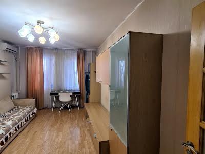 квартира за адресою Прирічна вул., 1