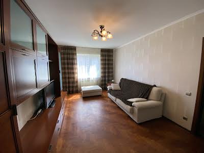 квартира за адресою Анни Ахматової вул., 15