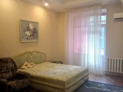 квартира за адресою Лаврська вул. (Січневого Повстання), 6