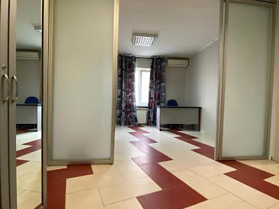 комерційна за адресою Драгоманова вул., 23