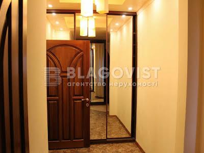 квартира за адресою Анни Ахматової вул., 13